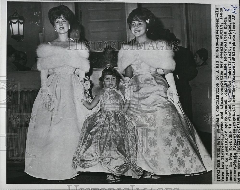 1961 Press Photo NY socialites Vera Pierretta, Debbie Daherty, Maria Pierretta - Historic Images