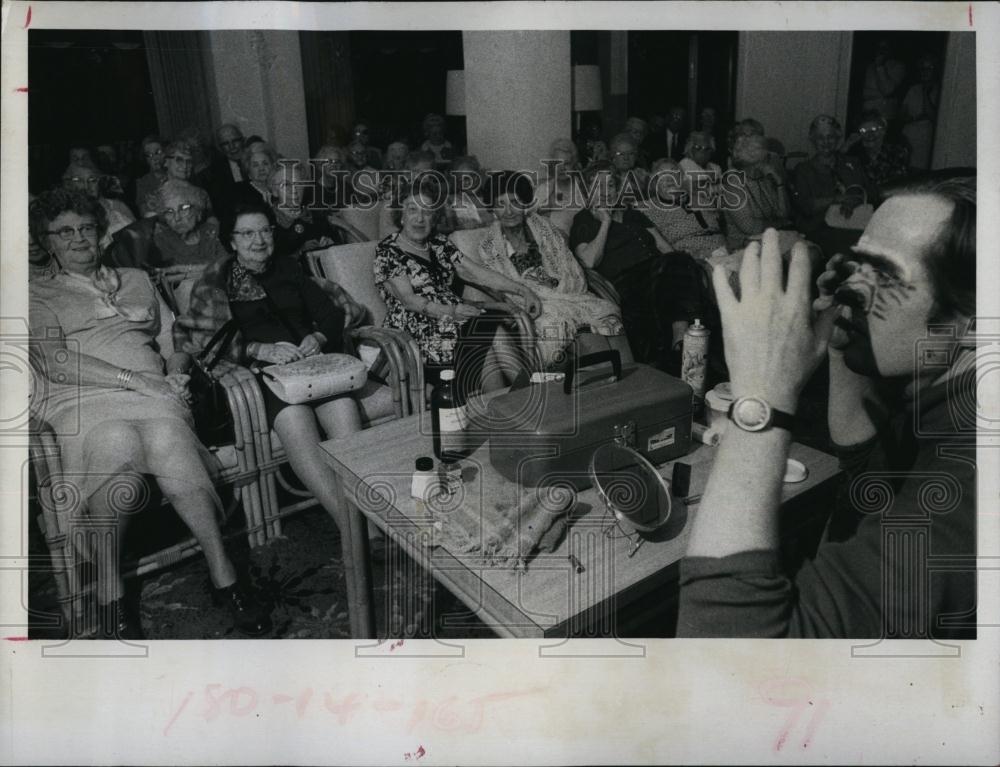 1973 Press Photo Michael Miller, actor &amp; artist on stage - RSL98749 - Historic Images