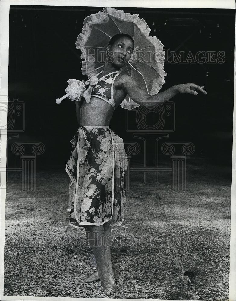 Press Photo Juanita Mahone in "Don't Bother Me, I Can't Cope" - RSL82157 - Historic Images