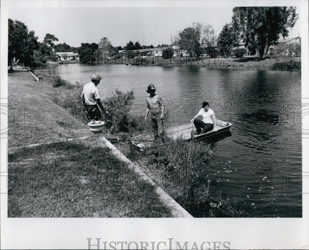 1979 Press Photo Firemen Search For Body Of Duane Wendell, Lake McKee, Florida - Historic Images