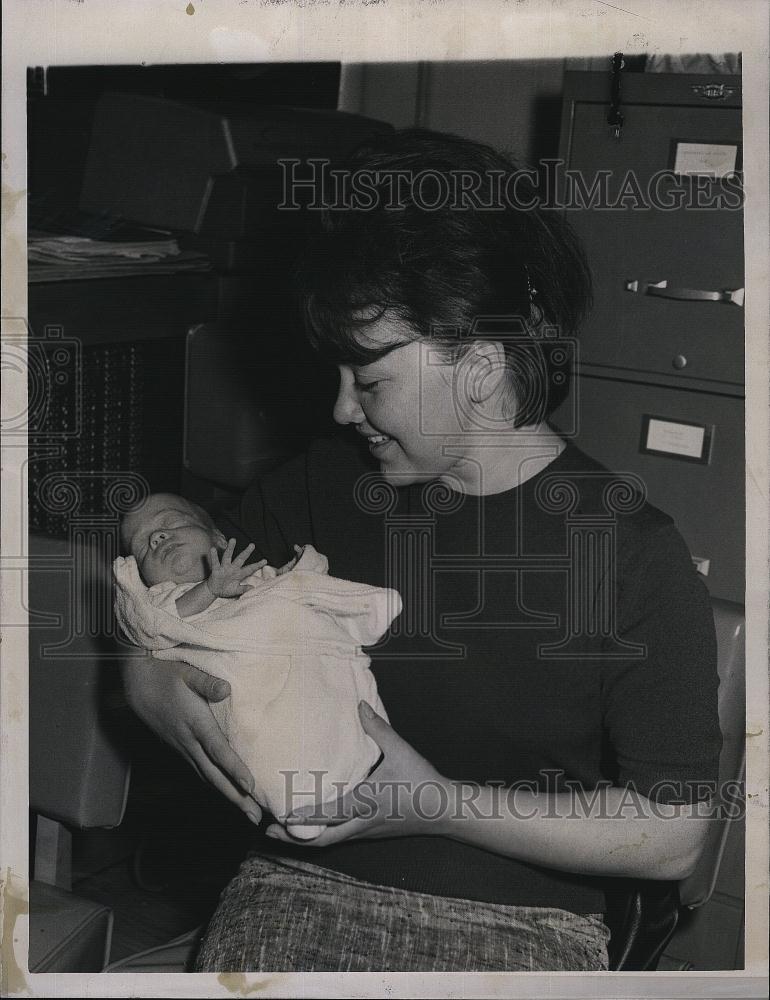 1967 Press Photo Russian Shaha Priminov mother of baby Stanaslaw born at Boston - Historic Images