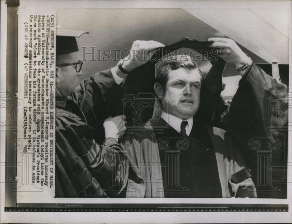 1979 Press Photo Senator Kennedy at University of Massacusetts commencement - Historic Images