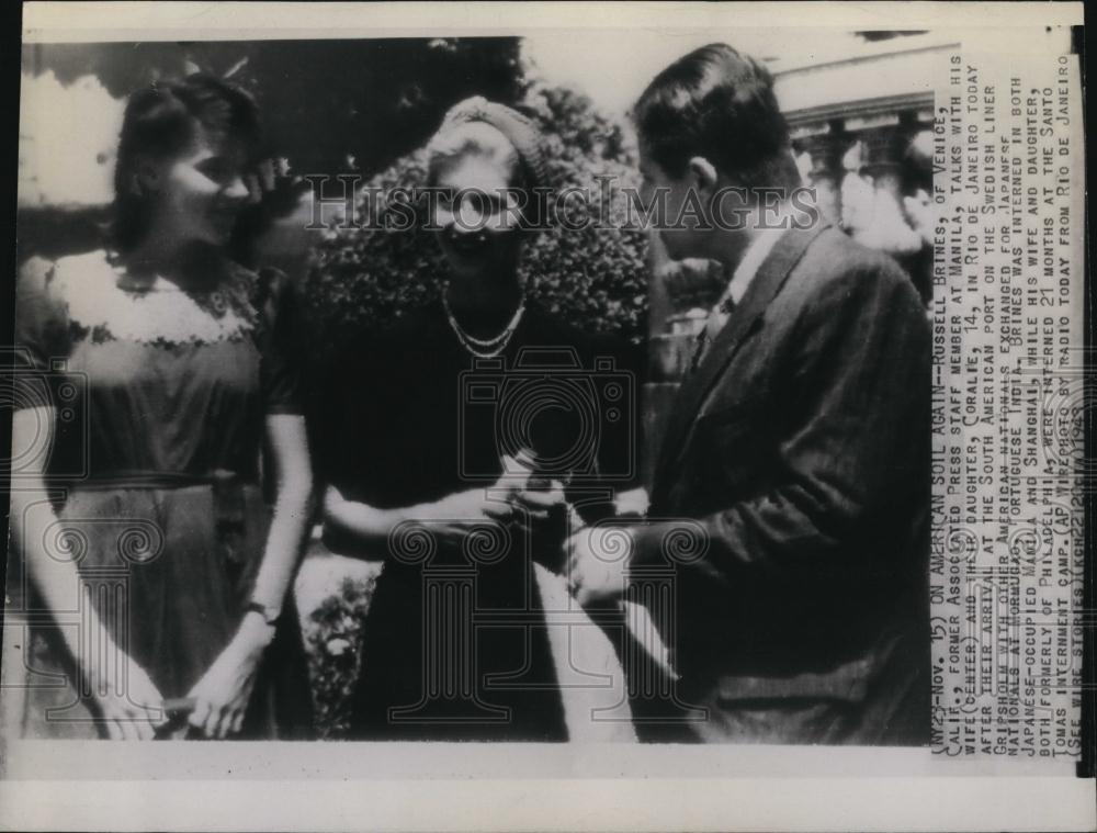 1949 Press Photo Russell Brines Associated Press Staff Member Manila talks with - Historic Images