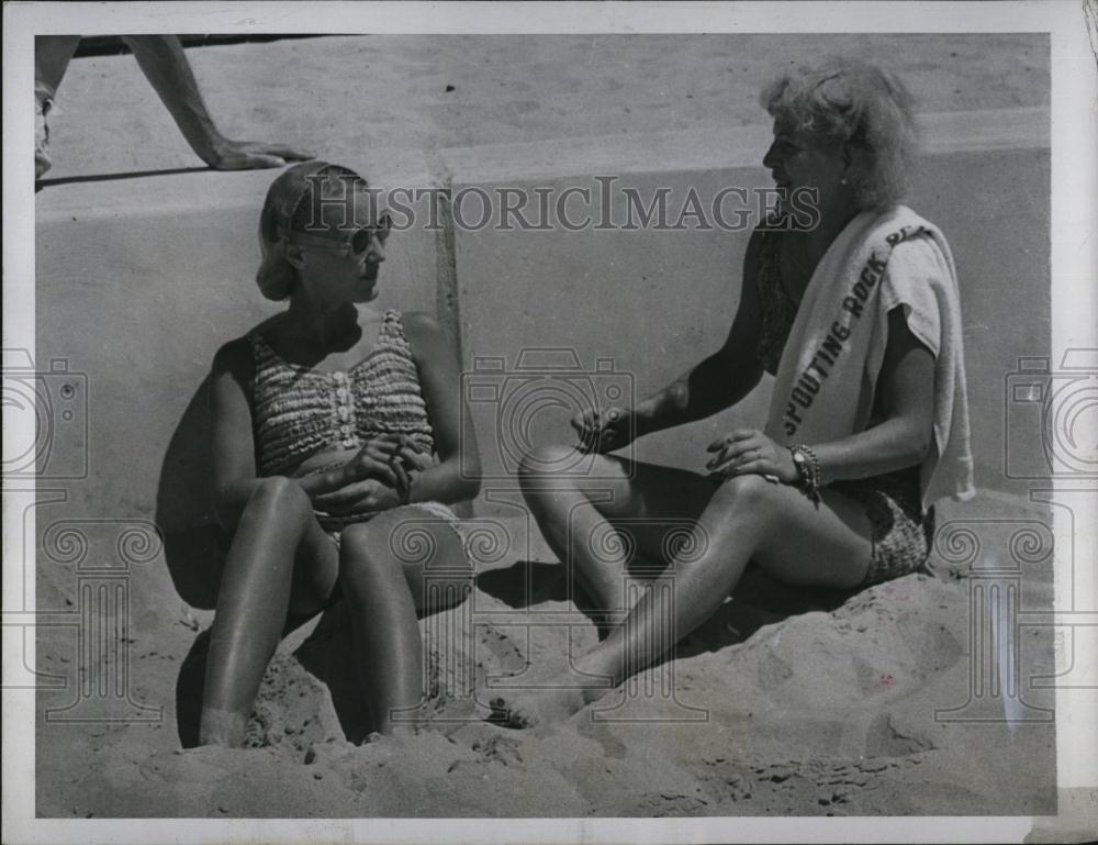 1939 Press Photo warm sands of Bailey&#39;s Beach Mrs Byrnes Macdonald Herman - Historic Images