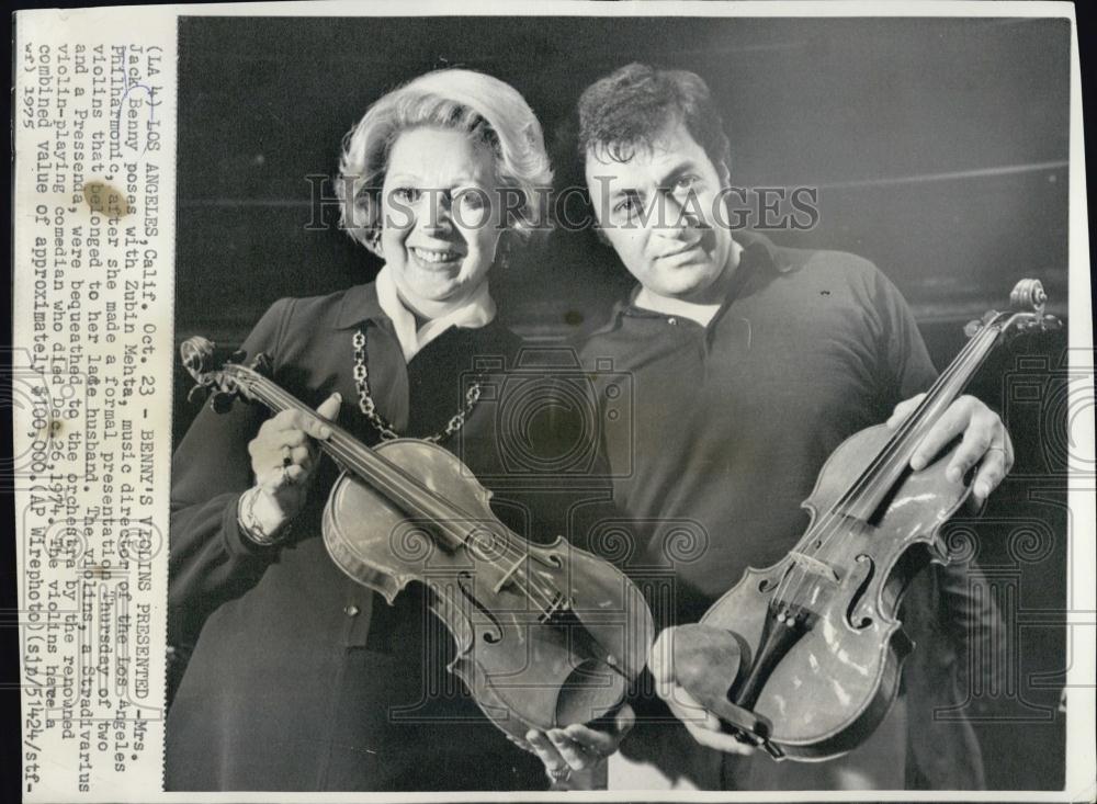 1975 Press Photo conductor Zubin Mehta posing with Mrs Jack Benny - RSL05279 - Historic Images