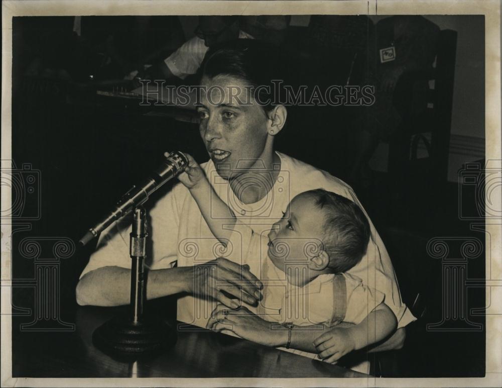 1965 Press Photo Ann Elwell Holding her Child Edward Urban Renewal - RSL86863 - Historic Images