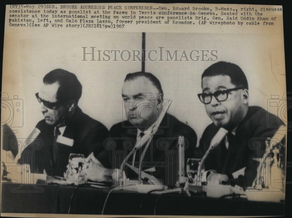 1967 Press Photo Sen Edward Brooke and Brig Gen Said Uddin Khan at peace conf - Historic Images