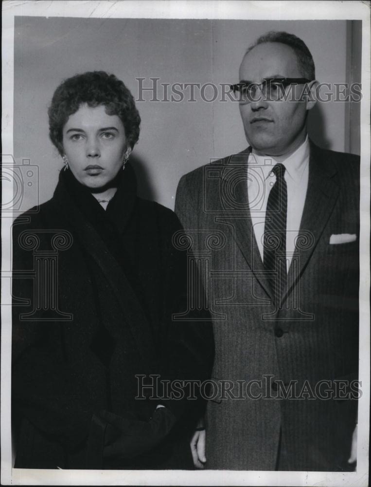 1958 Press Photo Mrs Priscilla Rose widow of murdered airman Clyde Rose with - Historic Images