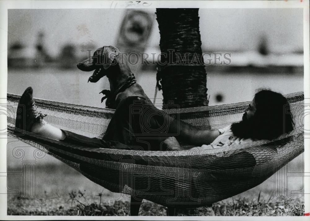 1984 Press Photo Roy Tomlinson relaxes in a hammock in Florida - RSL97365 - Historic Images