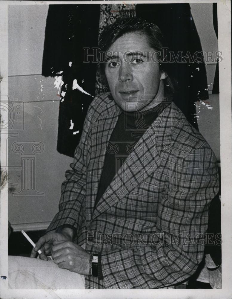 1971 Press Photo Brian Bedford Actor smoking a cigarette - RSL84131 - Historic Images