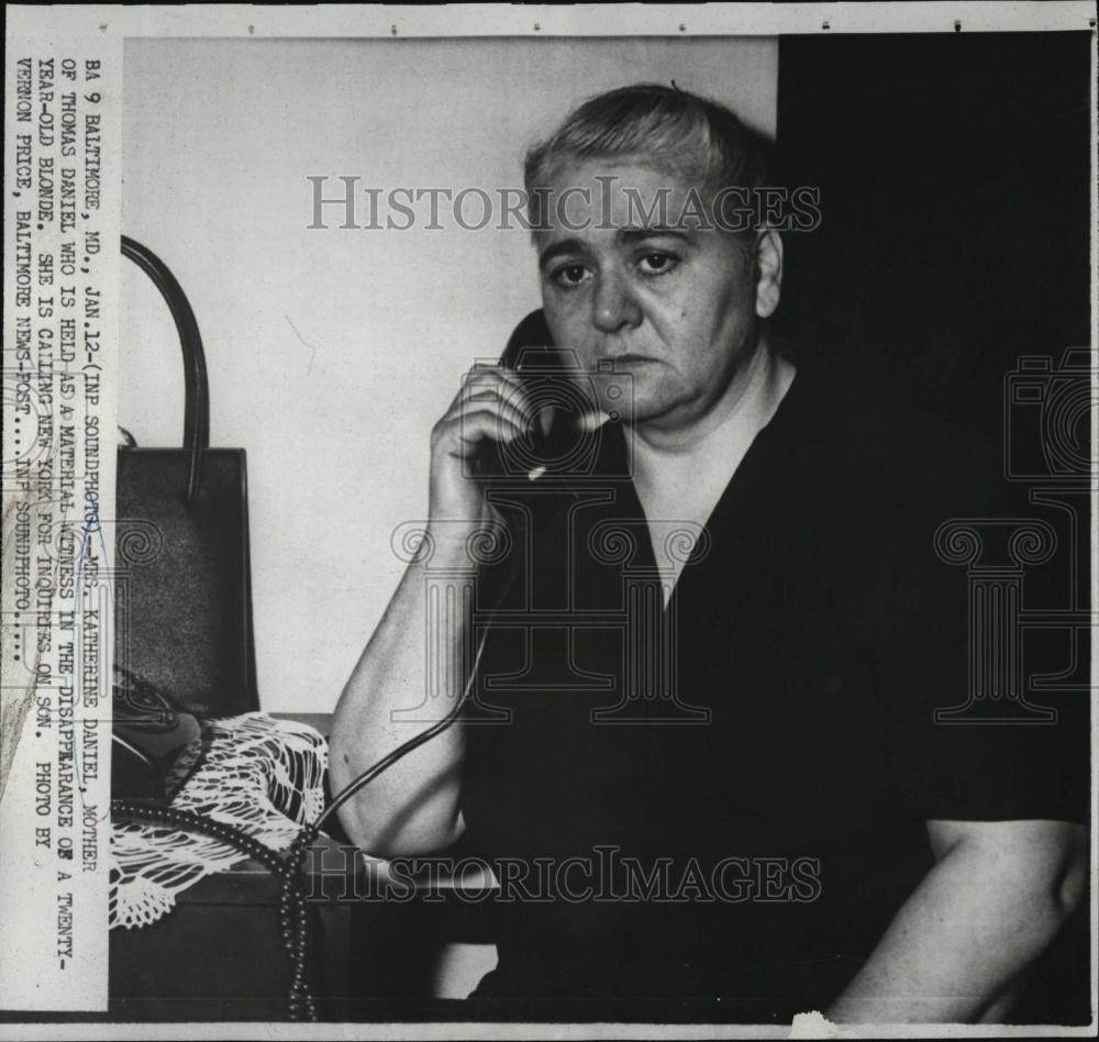 1956 Press Photo Katherine Daniel Mother Thomas Daniel Held Material Witness - Historic Images