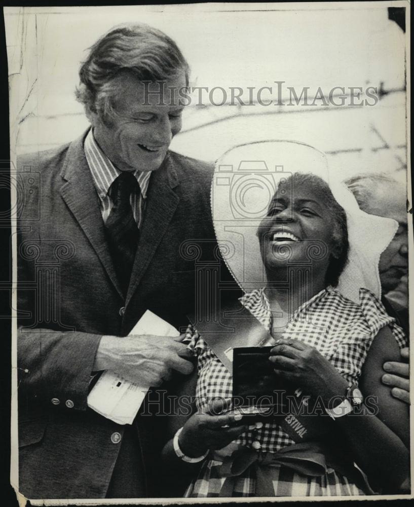 1973 Press Photo Lucille Armstrong accepts Handel Medallion from Mayor Lindsay - Historic Images