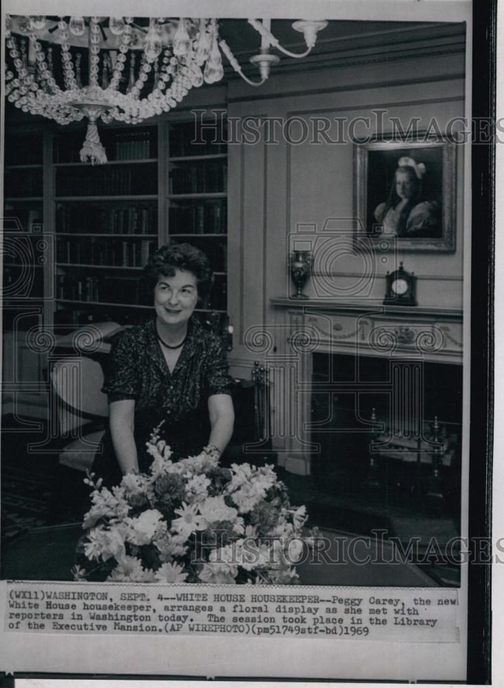 1969 Press Photo Peggy Carey White House housekeeper floral display reporters - Historic Images