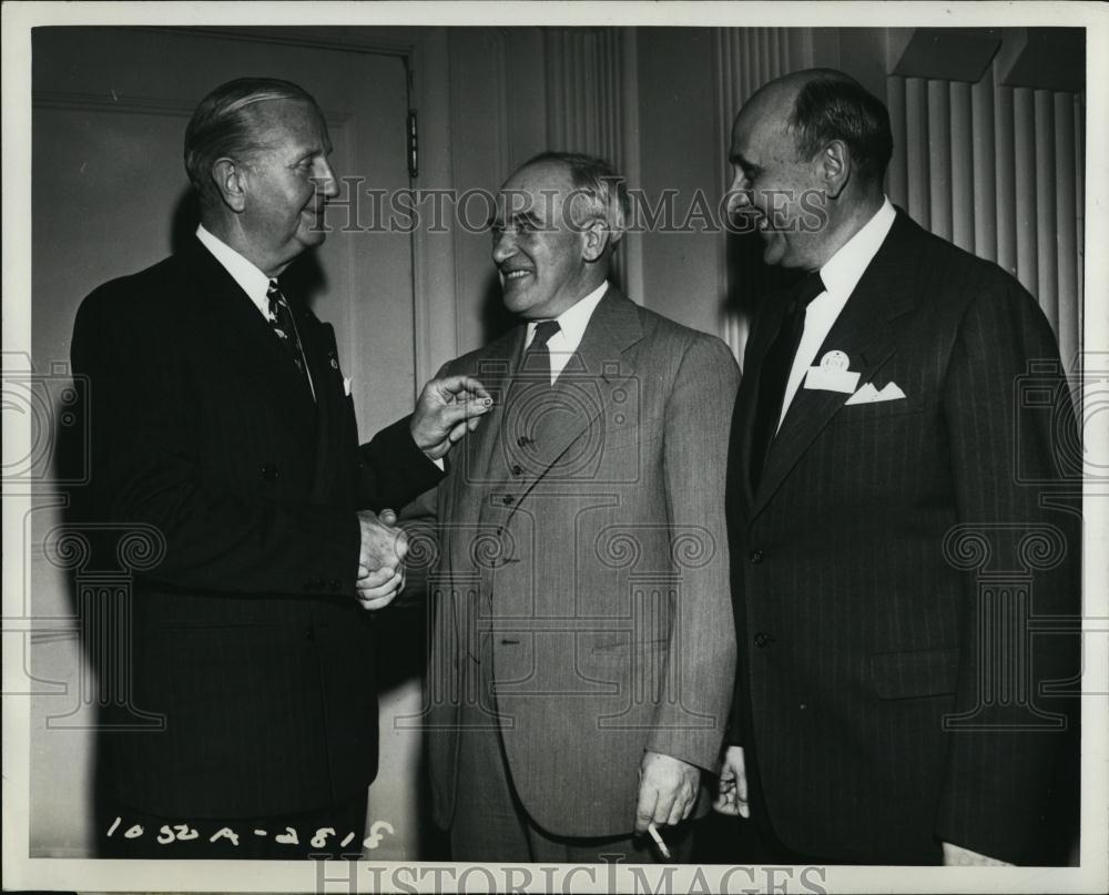 1950 Press Photo President of B F Goodrich John L Collyer presents award - Historic Images