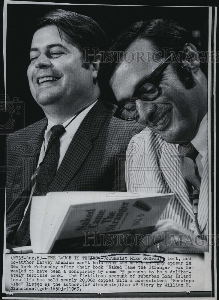 1969 Press Photo Authors Mike McGrady and Harvey Aronson with their book - Historic Images