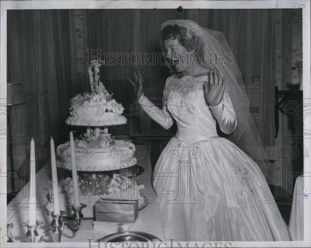 1960 Press Photo Former Edna O'Brien Impressed with Wedding Cake - RSL87415 - Historic Images