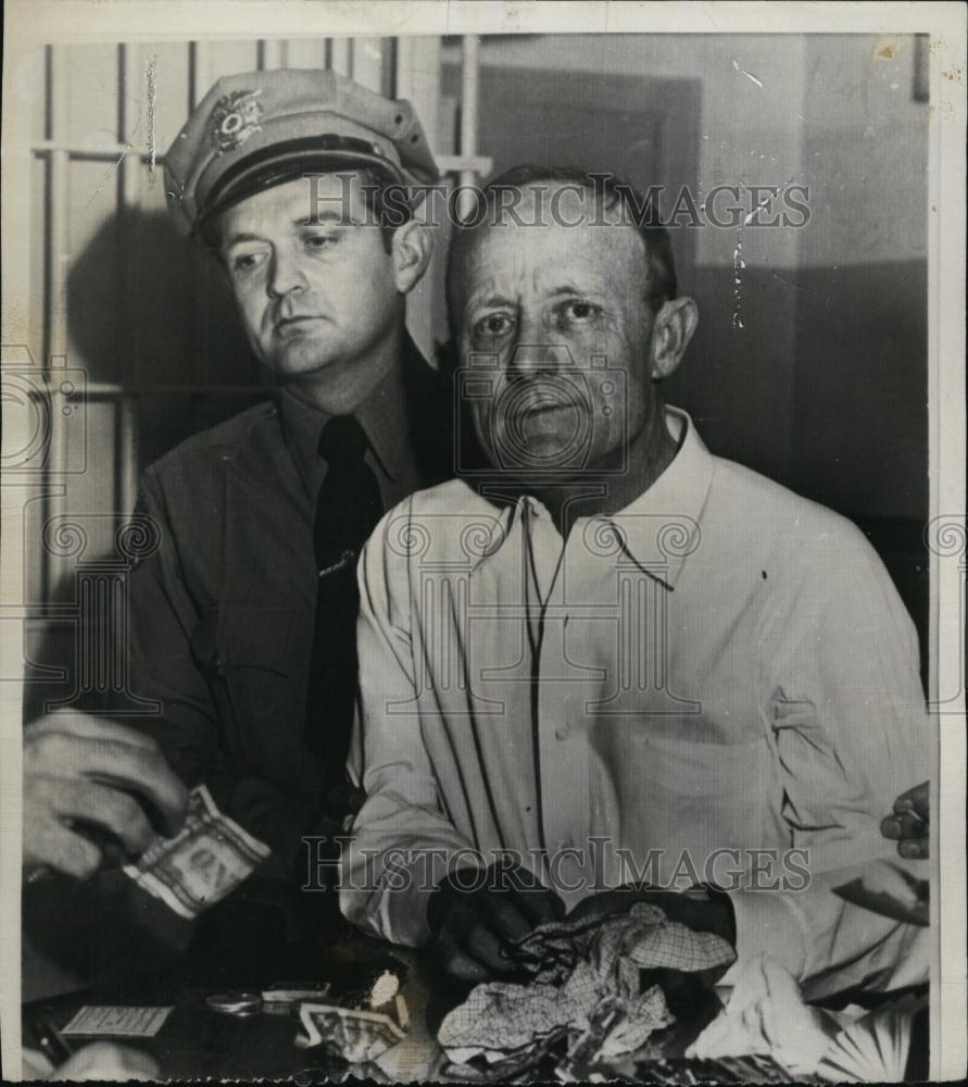 1955 Press Photo Murder Suspect Raymond Smith Being Booked By Officer McGee - Historic Images