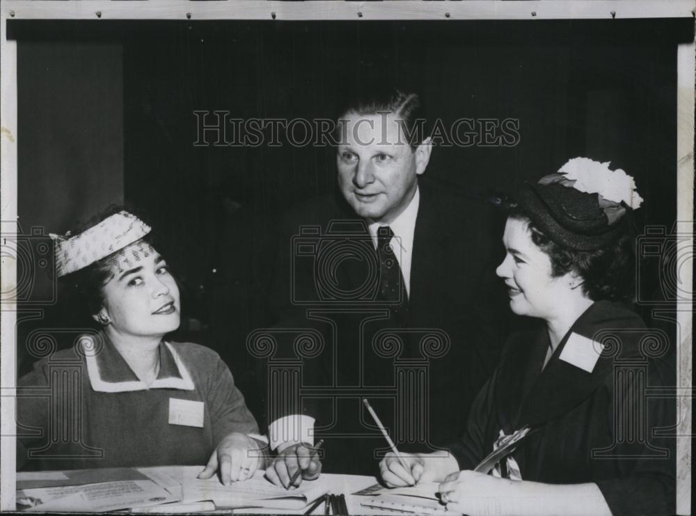 1956 Press Photo Housing Home Finance Albert Cole housewife delegates - Historic Images