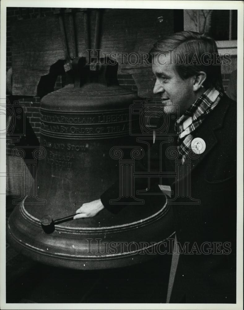 1992 Press Photo Governor Weld Rings State House Bell In Honor Of Martin Luther - Historic Images