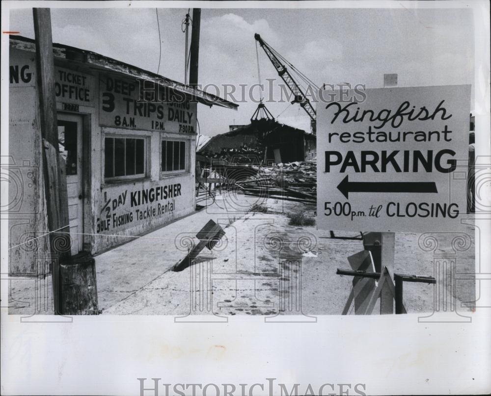 1975 Press Photo Kingfish Restaurant parking lot and building - RSL99673 - Historic Images