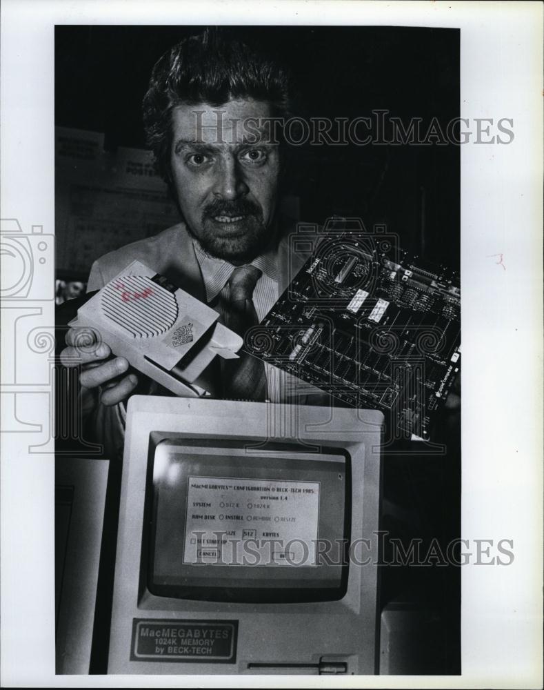 1985 Press Photo Steve Beck owner of Beck Teck at the Computer Show - RSL84587 - Historic Images