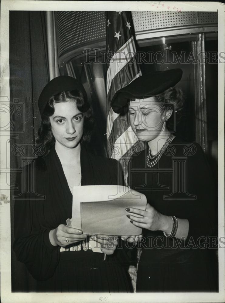 1943 Press Photo Gloria Caruso Anna Erskine Script Radio Program New York - Historic Images