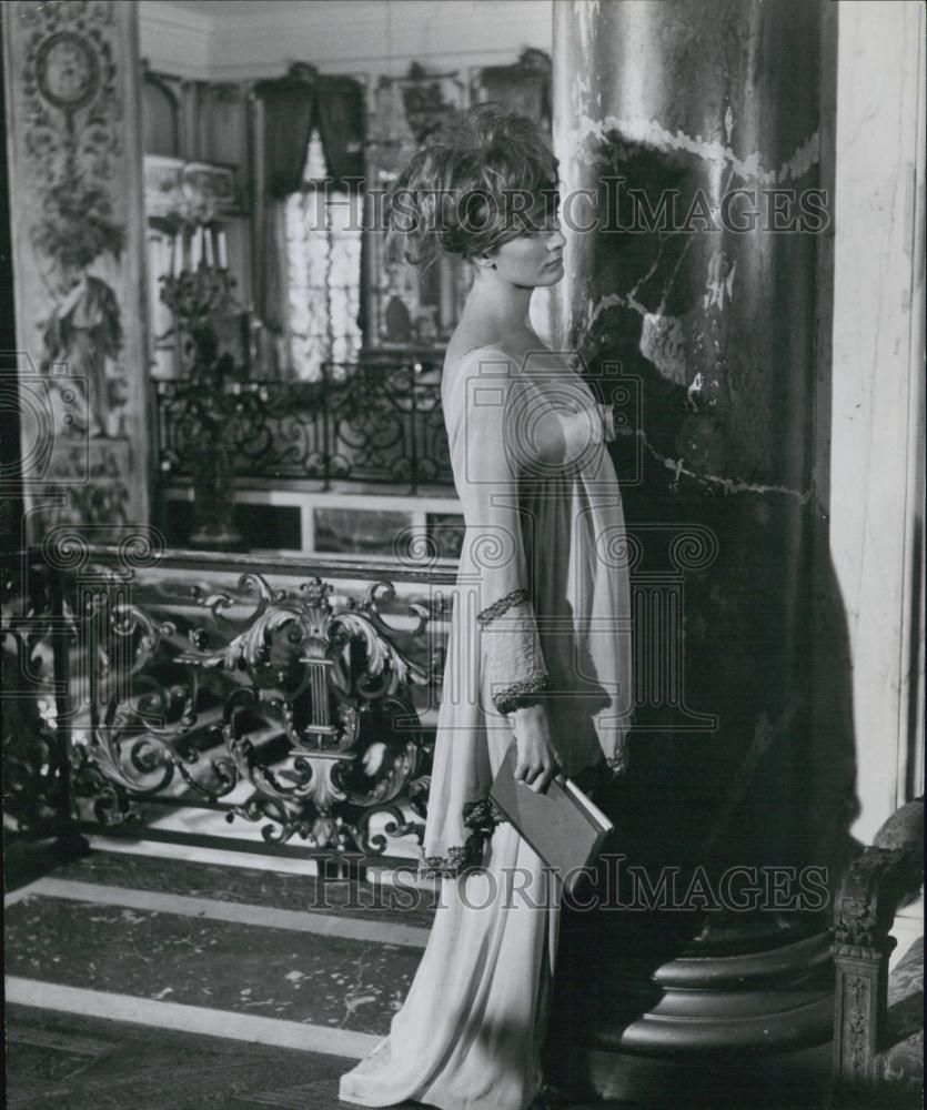 1969 Press Photo actress Vanessa Redgrave modeling Empire line dress - RSL04151 - Historic Images