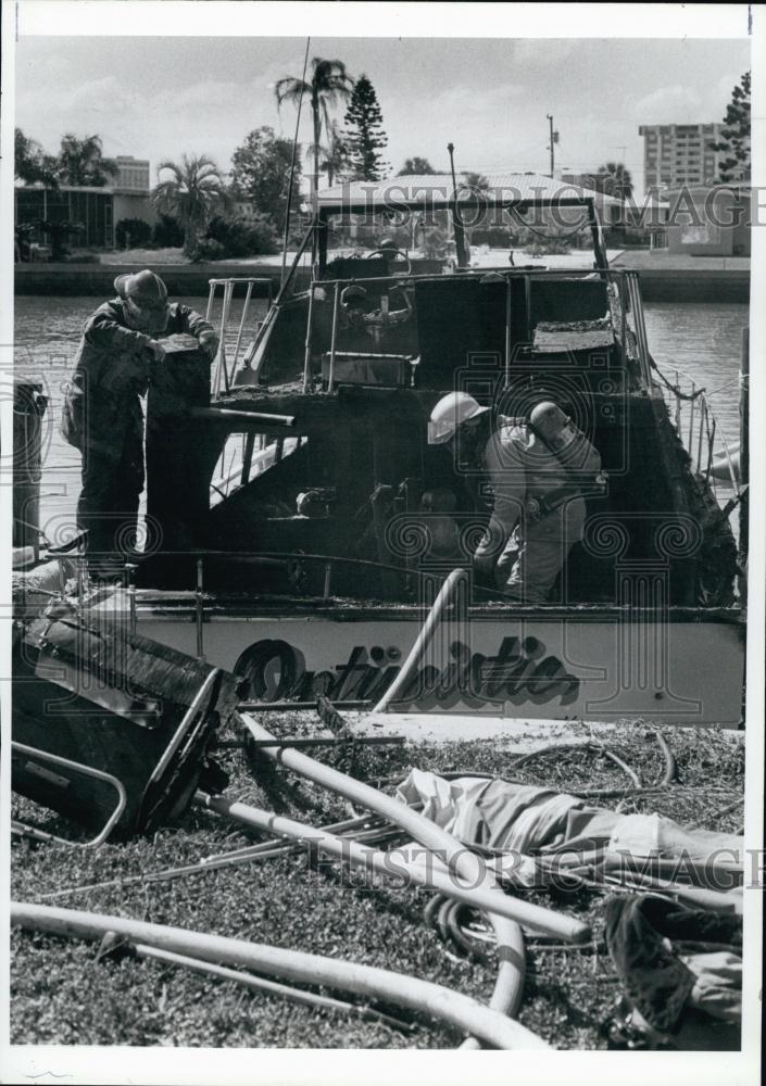 1986 Press Photo Firefighters sift through Optimistic boat fire - RSL64909 - Historic Images