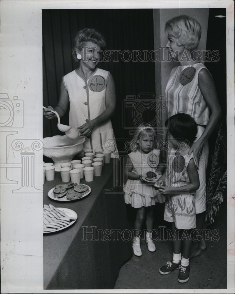 1964 Press Photo Carol Pariseau, at Alban&#39;s Church ore school party - RSL94669 - Historic Images