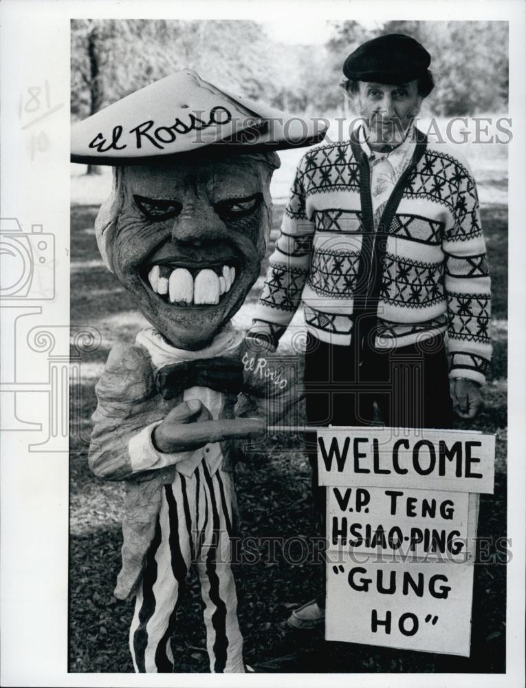 1979 Press Photo Artist Chuck Russo and sculpture of Chinese vice Prime minister - Historic Images