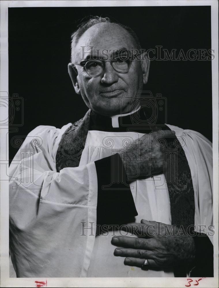 Press Photo Father Kennedy II, Priest - RSL93421 - Historic Images