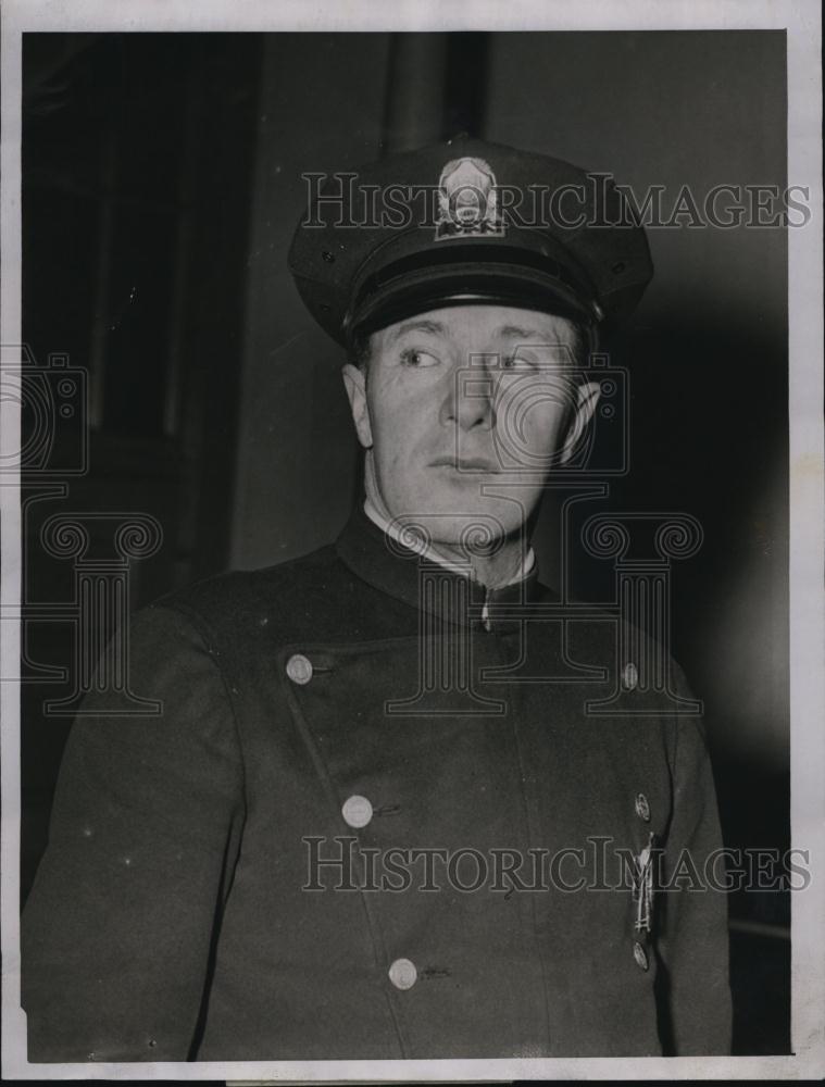 1944 Press Photo Officer John J Magquire helped rescue - RSL83569 - Historic Images