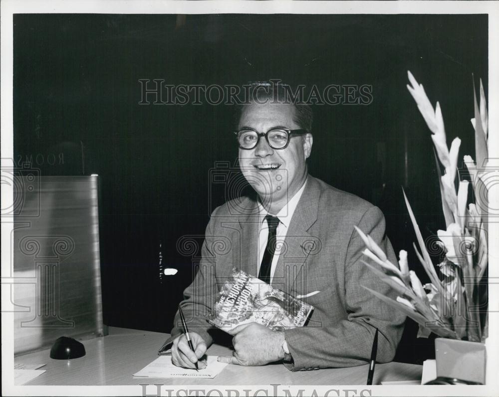 1959 Press Photo Richard Condon, Author at Booksigning - RSL05829 - Historic Images