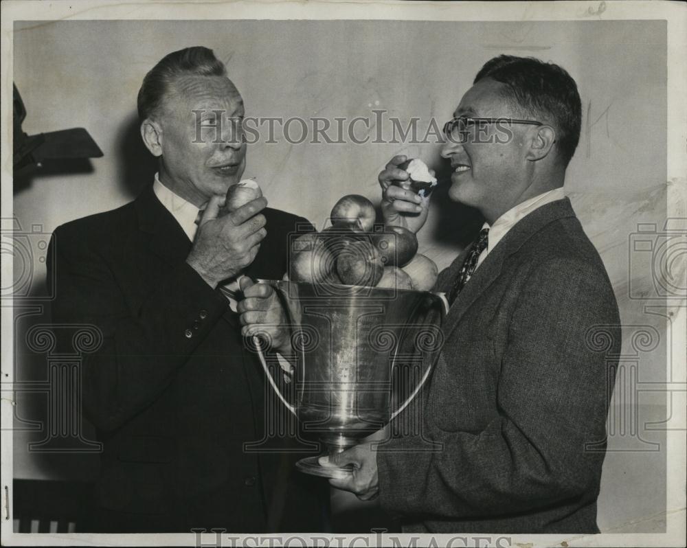 1958 Press Photo Harry Watling &amp; Philip Kosky with Applew Cup - RSL07099 - Historic Images
