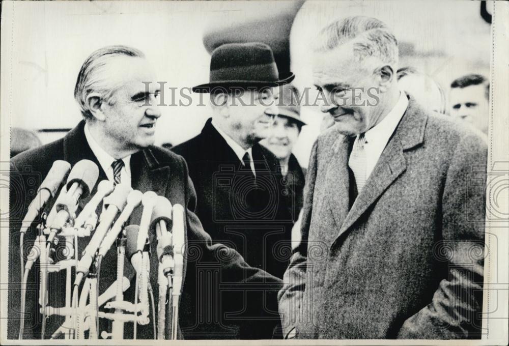 1969 Press Photo AmbWAverell Harriman greeted by successor Henry Cabot Lodge - Historic Images