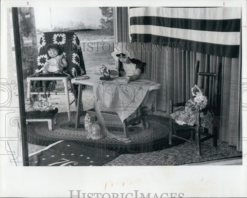 1976 Press Photo Rogers Cleaners St Petersburg Window Display by Abbie Rogers - Historic Images