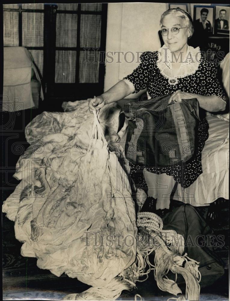 Press Photo Mrs Sammy Fair, Silk German World War II Parachute - RSL60519 - Historic Images