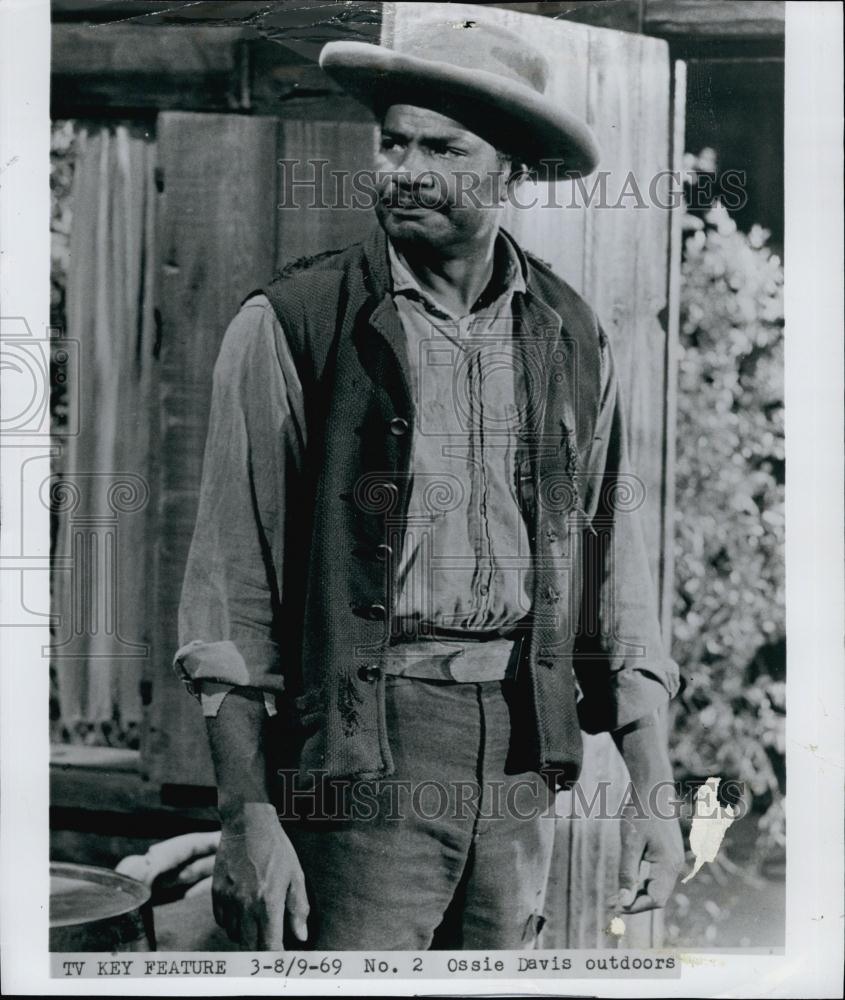 1969 Press Photo Actor Ossie Davis On Set In &quot;Outdoors&quot; - RSL59779 - Historic Images