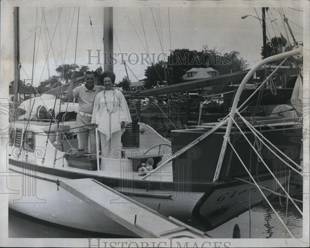 1976 Press Photo Andrea &amp; Gloria Pertot aboard their ketch for sail - RSL88493 - Historic Images