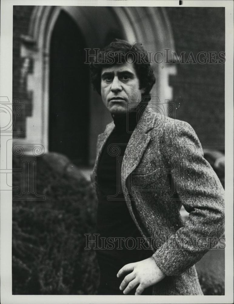 1977 Press Photo Prolific Actor James Farentino, Hand On Hip - RSL45023 - Historic Images