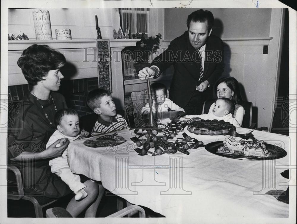 1967 Press Photo Mr & Mrs Robert and their family - RSL08061 - Historic Images
