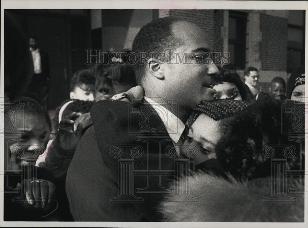 1992 Press Photo Dorchester High Assistant Headmaster J Curtis Warner Hugged - Historic Images