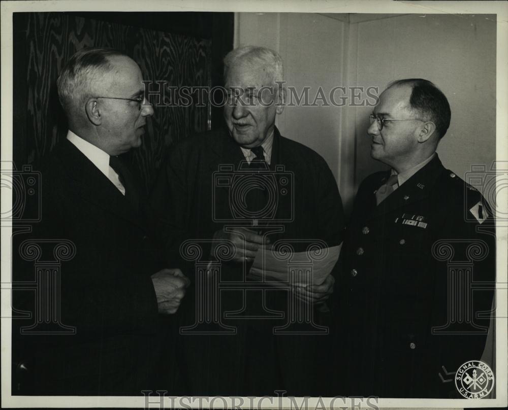 1945 Press Photo Doctor Julius E Warren Commissioner Education Massachusetts - Historic Images