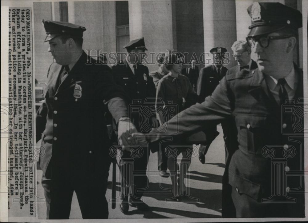 Press Photo Capitol Police Surround Marjorie Powell &amp; Attorney - RSL97121 - Historic Images