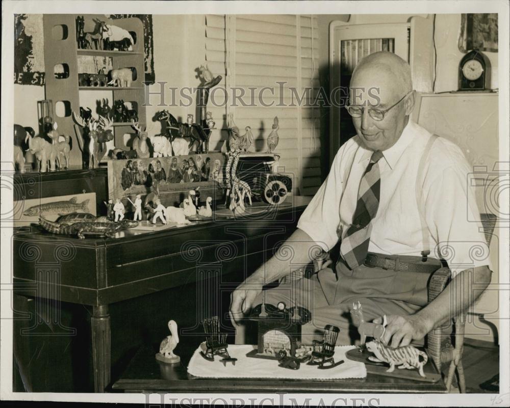 1950 Press Photo Reverend A W Wentworth Retired Carved Pine Figures Maine - Historic Images