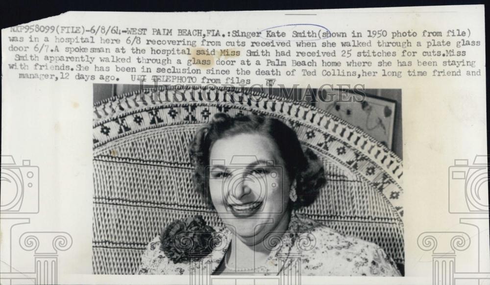 1964 Press Photo Singer Kate Smith recovering from walking through glass - Historic Images