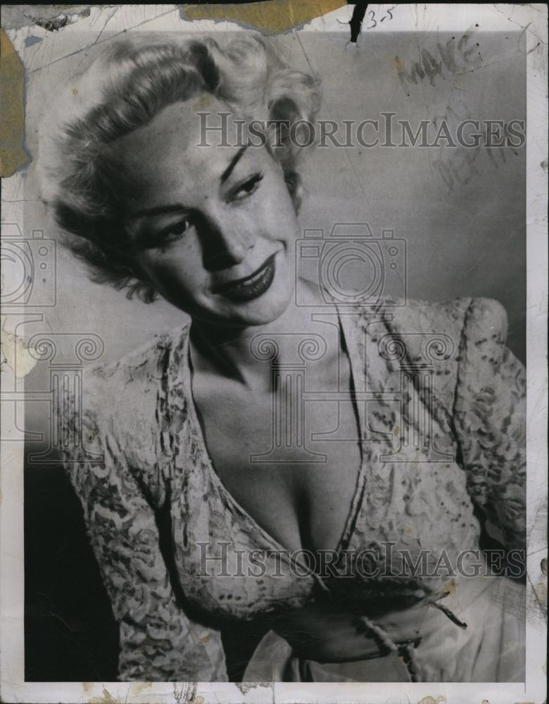 1950 Press Photo Actress Anne Sterling &quot;Battle of the Plunging Necklines&quot; - Historic Images