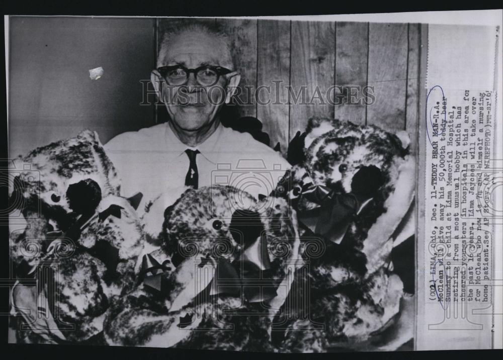 1966 Press Photo R A McClean will give away his 50,000th teddy bear - Historic Images
