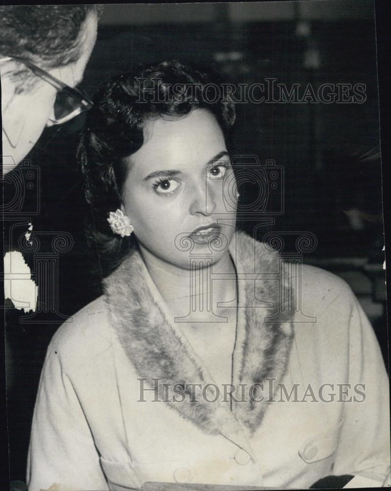 1957 Press Photo Edith E Locke leaving the court house - RSL03929 - Historic Images