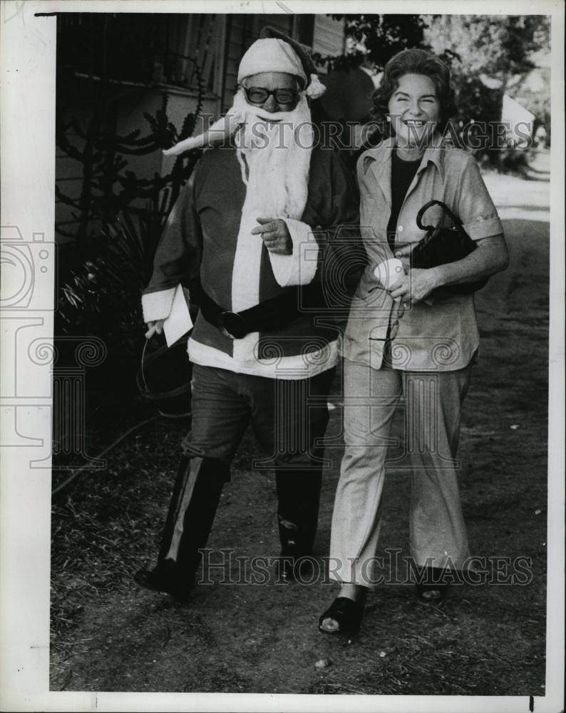 1960 Press Photo Shirley Roberts Owner Gulfport Market &amp; Santa Clause - Historic Images